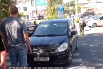 Неравнодушный мелитополец не позволил автохаму припарковаться на пешеходном переходе (видео)