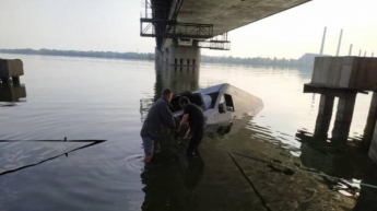 В Днепре автомобиль скатился в реку (видео)