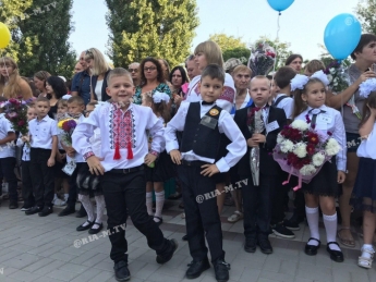 В Мелитополе на Первом звонке учителя устроили зажигательные танцы (фото, видео)