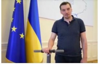 Новый премьер-министр Украины поздравил школьников и заехал в свой кабинет на самокате