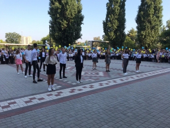 Танцевальный батл на линейке в Мелитополе старшеклассники устроили (видео)