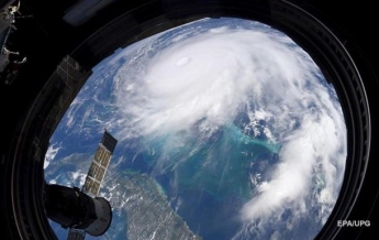 Ураган Дориан ослаб до третьей категории