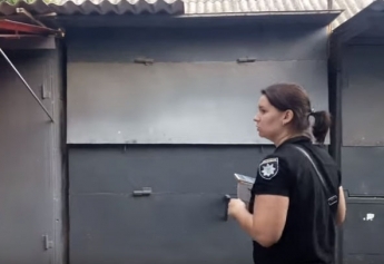 Полиция ищет грабителя, напавшего на женщину на рынке (видео)
