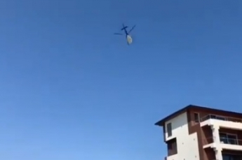Когда трасса на Кирилловку переполнена - на самую крутую базу курорта постояльцы летают вертолетами (видео)