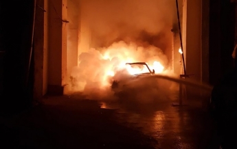 В центре Киева сгорело авто невестки Гонтаревой (фото, видео)
