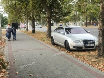 В Мелитополе из-за благоустройства владелец авто вынужден нарушать ПДД (фото)