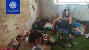 В Запорожье ребенок жил в заброшенном здании с родителями наркоманами (ВИДЕО)