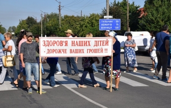 В Винницкой области жители перекрыли дорогу из-за деятельности спиртзавода (фото)