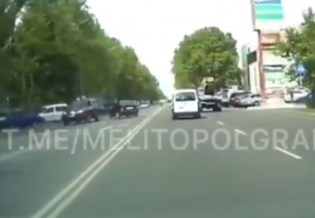Водитель БМВ чудом не попал в ДТП после того, как его подрезали на дороге (видео)