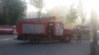 В Запорожье горит университет: корпус политехники тушат десяток пожарных, - очевидцы (ФОТО)