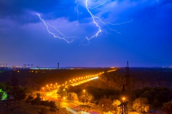 Запорожский фотограф "поймал" удивительную молнию (ФОТО)