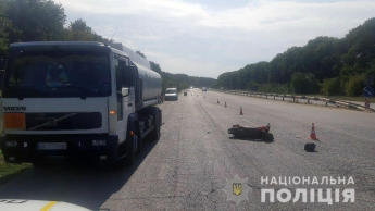 На Запорожской трассе мужчина на мопеде попал под грузовик (фото)