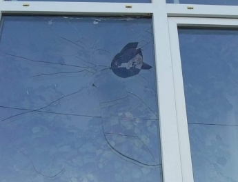 В школе Мелитополя рядом со строящимся бассейном вандалы разбили новое окно (фото)