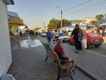 Отдыхающие не спешат покидать Кирилловку (фото)