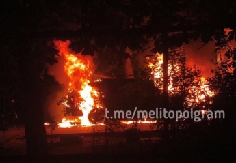 Ночью на Новом Мелитополе сгорела машина (фото, видео)