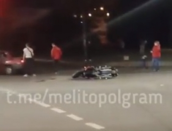 В Мелитополе мотоциклист влетел под легковушку (видео)