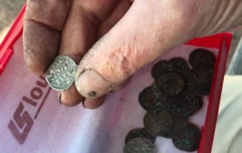 Французский фермер нашел 14 000 монет XIII века (фото)