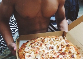 В запорожский университет приехал голый доставщик пиццы
