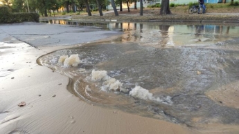 Озеро посреди улицы: в Запорожской области прорвало водопровод (ФОТО-ВИДЕО)