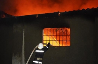 На складах в Николаеве произошел масштабный пожар (фото)