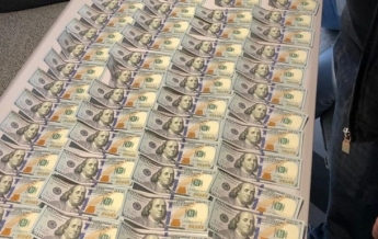 Замглавы Госархива за взятку в $10 тысяч отделался штрафом в две тысячи