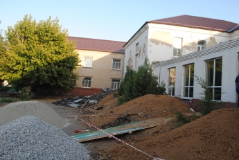 Проблемный школьный спортзал "откопали" из земли (фото)