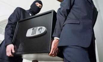 Разбойное нападение в Запорожье: злоумышленник бросил сейф с деньгами в лицо полицейского (ФОТО)