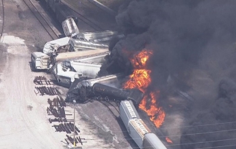 В США поезд сошел с рельсов и загорелся (фото)
