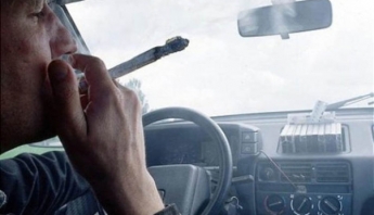 Вдохнуть и не дышать: запорожские маршрутчики курят прямо в салоне (ВИДЕО)