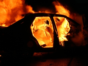 В Мелитополе на стоянке горело сразу три машины