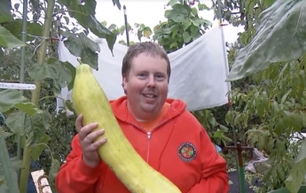 В Германии "XXL-фермер" выращивает огромные овощи (видео)