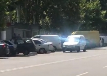 Инспекторы в Мелитополе взялись расчищать проезжую часть от парковки в два ряда (видео)