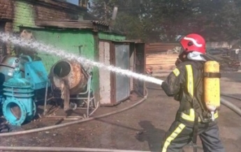 В Киеве 40 спасателей тушили пожар на складах