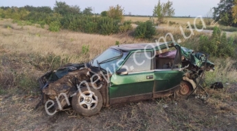 В Запорожье легковой автомобиль не разминулся с поездом: водитель и пассажир чудом выжили (ФОТО, ВИДЕО)