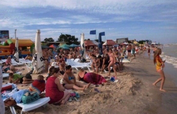 Бархатный сезон в Кирилловке - на пляжах снова аншлаг (фото)