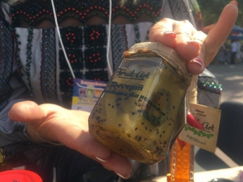 Сладкая паста из перца и мед из одуванчиков - что необычного можно было купить на фестивале консервации (Фото)