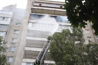 На 12-ом этаже запорожского дома загорелся балкон - есть пострадавшие (Фото)