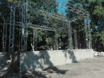 На каком этапе строительство современной сцены в парке находится (фото)