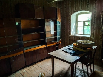 Мелитопольские экстремалы обнаружили заброшенный дом с мебелью (фото)
