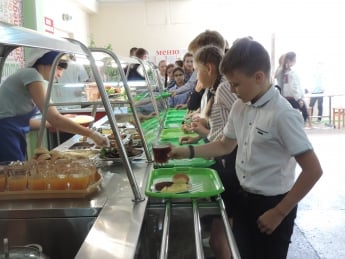 Как в кафе - в Мелитополе показали, как детей в школьных столовых кормят (фото)