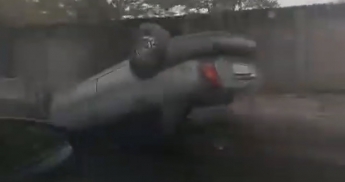 В Запорожье на Кичкасе перевернулся автомобиль: на месте работает «скорая» (ВИДЕО)