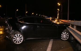 В Киеве на мосту Hyundai протаранил Lexus: трое пострадавших (видео)