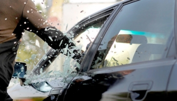 Выбивают окна и выносят ценности: в Запорожье волна автомобильных краж (ФОТО)