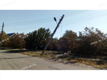 В Мелитополе электроопора повисла на проводах (фото)