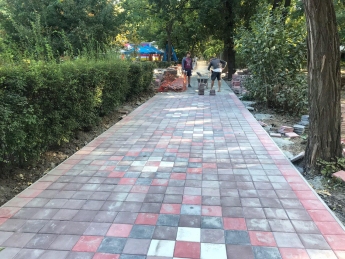 В Мелитопольском парке строят еще одну аллею-вышиванку (видео, фото)