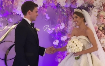 Певица Ассоль вышла замуж в 23-килограммовом платье (видео)