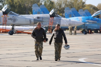 Командование ВСУ показало, в каких условиях летчики в Мелитополе на военном аэродроме служат (фото)