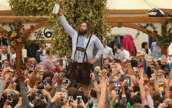 В Мюнхене стартовал фестиваль пива Октоберфест (видео)