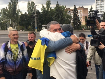 С флагами и виски: в Запорожье встретили военнопленного Евгения Панова (Фото)