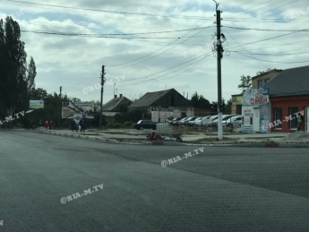 Дорожные работы в Мелитополе не останавливаются даже в воскресенье (фото)